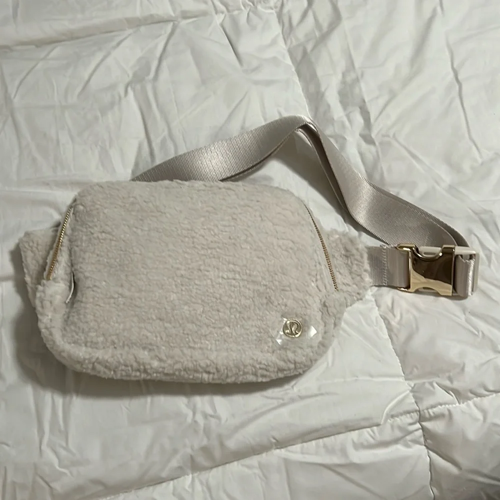NWT Lululemon Everywhere Belt Bag 2L Fleece White Opal/Gold New - Picture 2 of 6
